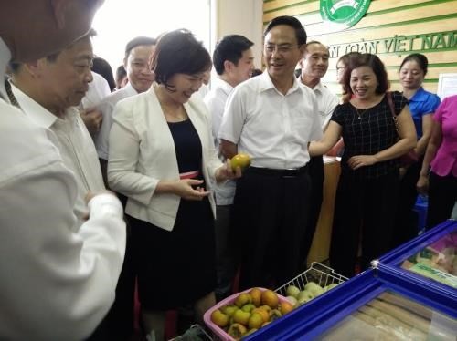 Supermarket for safe farm products opens in Hanoi - ảnh 1